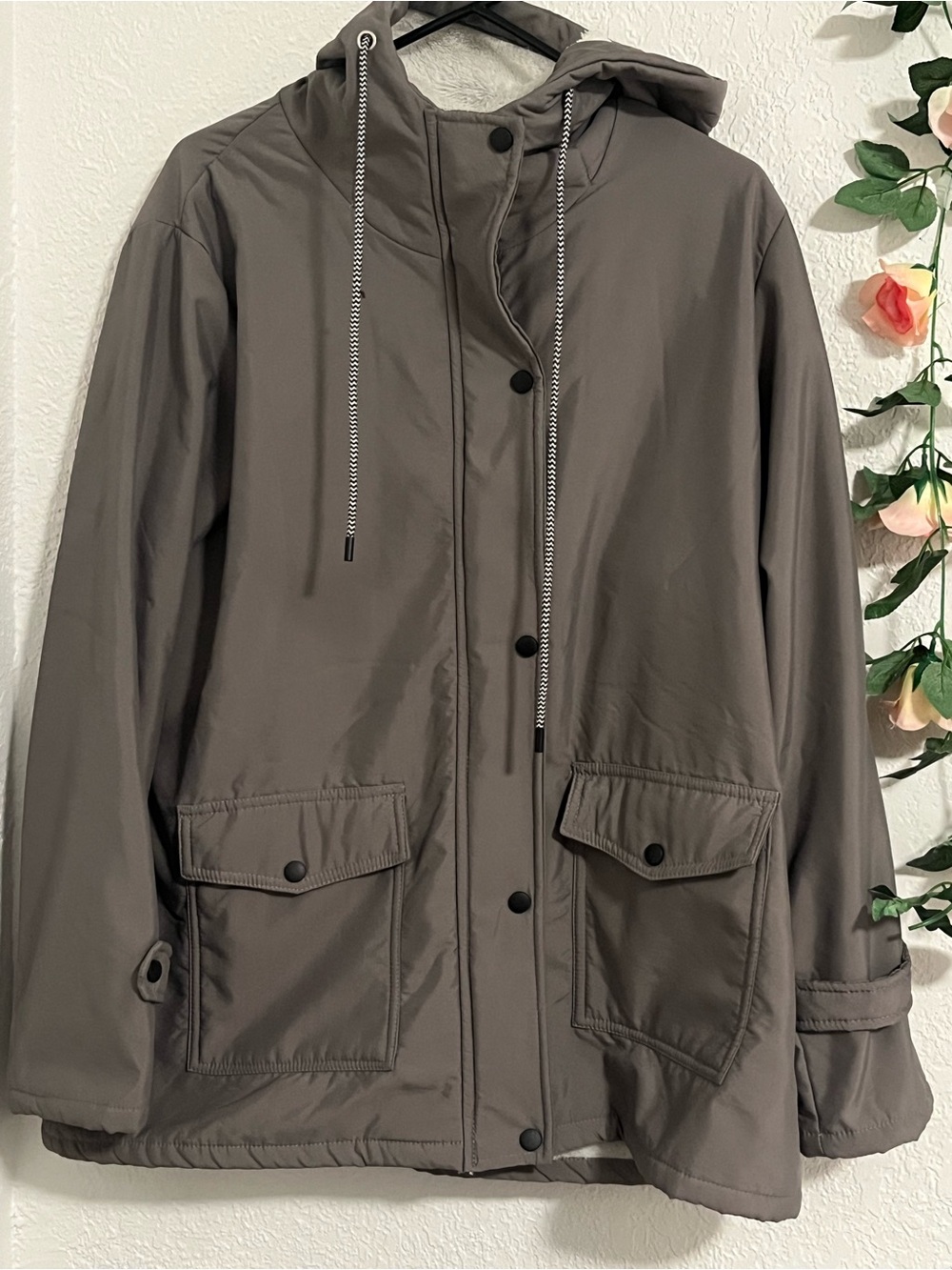 Womenโs Lightweight Grey Rain Jacket